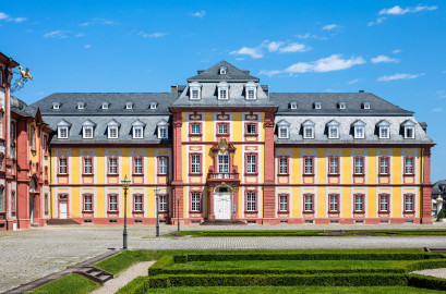 Schloss Bruchsal - Kammerflügel / Amtsgericht - Von Außen / Von Süden - Blick vom südlichen Ehrenhof auf den Kammerflügel / das Amtsgericht (aufgenommen im Juni 2019, am frühen Nachmittag) Schloss Bruchsal - Kammerflügel / Amtsgericht - Von Außen / Von Süden - Blick vom südlichen Ehrenhof auf den Kammerflügel / das Amtsgericht (aufgenommen im Juni 2019, am frühen Nachmittag)