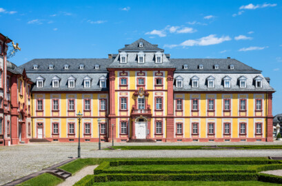 Schloss Bruchsal - Kammerflügel / Amtsgericht - Von Außen / Von Süden - Blick vom südlichen Ehrenhof auf den Kammerflügel / das Amtsgericht (aufgenommen im Juni 2019, am frühen Nachmittag) Schloss Bruchsal - Kammerflügel / Amtsgericht - Von Außen / Von Süden - Blick vom südlichen Ehrenhof auf den Kammerflügel / das Amtsgericht (aufgenommen im Juni 2019, am frühen Nachmittag)