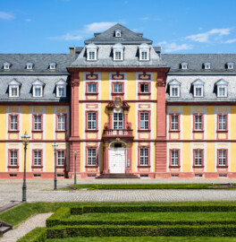 Schloss Bruchsal - Kammerflügel / Amtsgericht - Von Außen / Von Süden - Blick auf den Mittelrisalit des Kammerflügels / des Amtsgerichts (aufgenommen im Juni 2019, am frühen Nachmittag) Schloss Bruchsal - Kammerflügel / Amtsgericht - Von Außen / Von Süden - Blick auf den Mittelrisalit des Kammerflügels / des Amtsgerichts (aufgenommen im Juni 2019, am frühen Nachmittag)