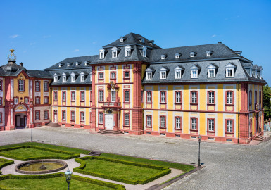 Schloss Bruchsal - Kammerflügel / Amtsgericht - Von Außen / Von Südost - Blick vom Balkon des Torwachtgebäudes auf den Kammerflügel / das Amtsgericht (aufgenommen im Juni 2019, am frühen Nachmittag) Schloss Bruchsal - Kammerflügel / Amtsgericht - Von Außen / Von Südost - Blick vom Balkon des Torwachtgebäudes auf den Kammerflügel / das Amtsgericht (aufgenommen im Juni 2019, am frühen Nachmittag)
