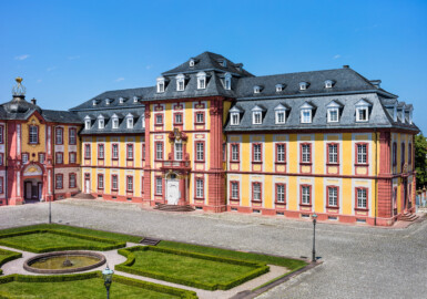 Schloss Bruchsal - Kammerflügel / Amtsgericht - Von Außen / Von Südost - Blick vom Balkon des Torwachtgebäudes auf den Kammerflügel / das Amtsgericht (aufgenommen im Juni 2019, am frühen Nachmittag) Schloss Bruchsal - Kammerflügel / Amtsgericht - Von Außen / Von Südost - Blick vom Balkon des Torwachtgebäudes auf den Kammerflügel / das Amtsgericht (aufgenommen im Juni 2019, am frühen Nachmittag)