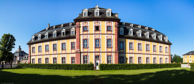 Schloss Bruchsal - Kammerflügel / Amtsgericht - Von Außen / Von Norden - Blick auf die Nordfassade und den Mittelrisalit des Kammerflügels / des Amtsgerichts, links das Hofkontrollamt / die Schlossverwaltung, links davon der Kanzleibau / das Amtsgericht, ganz links die Kommandantenwohnung, rechts die nördliche Orangerie / der Nebendienstdienerbau (in zylindrischer 130 Grad Panorama-Projektion) (aufgenommen im Juni 2019, am Vormittag) Schloss Bruchsal - Kammerflügel / Amtsgericht - Von Außen / Von Norden - Blick auf die Nordfassade und den Mittelrisalit des Kammerflügels / des Amtsgerichts, links das Hofkontrollamt / die Schlossverwaltung, links davon der Kanzleibau / das Amtsgericht, ganz links die Kommandantenwohnung, rechts die nördliche Orangerie / der Nebendienstdienerbau (in zylindrischer 130 Grad Panorama-Projektion) (aufgenommen im Juni 2019, am Vormittag)