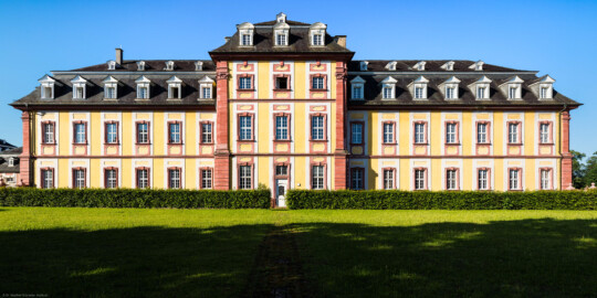 Schloss Bruchsal - Kammerflügel / Amtsgericht - Von Außen / Von Norden - Blick auf die Nordfassade und den Mittelrisalit des Kammerflügels / des Amtsgerichts (aufgenommen im Juni 2019, am Vormittag)
