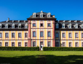 Schloss Bruchsal - Kammerflügel / Amtsgericht - Von Außen / Von Norden - Blick auf die Nordfassade und den Mittelrisalit des Kammerflügels / des Amtsgerichts, links das Hofkontrollamt / die Schlossverwaltung, links davon der Kanzleibau / das Amtsgericht, ganz links die Kommandantenwohnung, rechts die nördliche Organgerie / der Nebendienstdienerbau (in zylindrischer 130 Grad Panorama-Projektion) (aufgenommen im Juni 2019, am Vormittag) Schloss Bruchsal - Kammerflügel / Amtsgericht - Von Außen / Von Norden - Blick auf die Nordfassade und den Mittelrisalit des Kammerflügels / des Amtsgerichts, links das Hofkontrollamt / die Schlossverwaltung, links davon der Kanzleibau / das Amtsgericht, ganz links die Kommandantenwohnung, rechts die nördliche Organgerie / der Nebendienstdienerbau (in zylindrischer 130 Grad Panorama-Projektion) (aufgenommen im Juni 2019, am Vormittag)