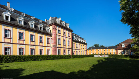 Schloss Bruchsal - Kammerflügel / Amtsgericht - Von Außen / Von Nordost - Blick vom ehemaligen Marstall auf die Nordfassade des Kammerflügels / das Amtsgericht (links), die nördliche Orangerie / den Nebendienstdienerbau (Mitte) und die Mundkochwohnung / das Notariat (rechts) (aufgenommen im Juni 2019, am Vormittag)