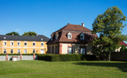 Schloss Bruchsal - Mundkochwohnung / Notariat - Von Außen / Von Südost - Blick von der Nordseite des Kammerflügels auf die Mundkochwohnung / das Notariat sowie auf die nördliche Orangerie / den Nebendienstdienerbau (aufgenommen im Juni 2019, am Vormittag) Schloss Bruchsal - Mundkochwohnung / Notariat - Von Außen / Von Südost - Blick von der Nordseite des Kammerflügels auf die Mundkochwohnung / das Notariat sowie auf die nördliche Orangerie / den Nebendienstdienerbau (aufgenommen im Juni 2019, am Vormittag)