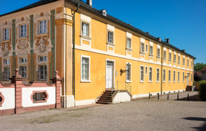 Schloss Bruchsal - Nördliche Orangerie / Nebendienstdienerbau - Von Außen / Von Südost - Blick auf die Ost- und Südfassade (aufgenommen im Juni 2019, am Vormittag)