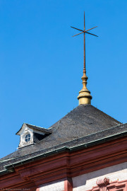 Schloss Bruchsal - Hauptbau / Corps de Logis - Von Außen / Von Nordost / Hofseite - Blick vom Balkon des Kammerflügels / des Kammermusiksaals auf die Kuppel mit dem obersten Kegel, einer Gaube und der Spitze mit dem Kreuz (aufgenommen im Juni 2019, am späten Vormittag) Schloss Bruchsal - Hauptbau / Corps de Logis - Von Außen / Von Nordost / Hofseite - Blick vom Balkon des Kammerflügels / des Kammermusiksaals auf die Kuppel mit dem obersten Kegel, einer Gaube und der Spitze mit dem Kreuz (aufgenommen im Juni 2019, am späten Vormittag)