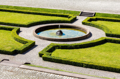 Schloss Bruchsal - Ehrenhof - Von Norden - Blick vom Balkon des Kammermusiksaals nach unten in den Ehrenhof auf die nördliche vertiefte Grünfläche mit dem Wasserbasin (aufgenommen im Juni 2019, am späten Vormittag) Schloss Bruchsal - Ehrenhof - Von Norden - Blick vom Balkon des Kammermusiksaals nach unten in den Ehrenhof auf die nördliche vertiefte Grünfläche mit dem Wasserbasin (aufgenommen im Juni 2019, am späten Vormittag)