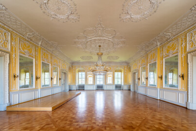 Schloss Bruchsal - Kammerflügel / Amtsgericht - Kammermusiksaal - Von Süden - Blick in den Raum nach Norden (Saal ursprünglich gestaltet von Joachim Günther; heute genutzt von den Bruchsaler Schlosskonzerten) (aufgenommen im Juni 2019, am frühen Nachmittag)