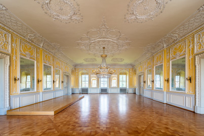 Schloss Bruchsal - Kammerflügel / Amtsgericht - Kammermusiksaal - Von Süden - Blick in den Raum nach Norden (Saal ursprünglich gestaltet von Joachim Günther; heute genutzt von den Bruchsaler Schlosskonzerten) (aufgenommen im Juni 2019, am frühen Nachmittag) Schloss Bruchsal - Kammerflügel / Amtsgericht - Kammermusiksaal - Von Süden - Blick in den Raum nach Norden (Saal ursprünglich gestaltet von Joachim Günther; heute genutzt von den Bruchsaler Schlosskonzerten) (aufgenommen im Juni 2019, am frühen Nachmittag)