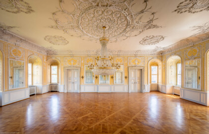 Schloss Bruchsal - Kammerflügel / Amtsgericht - Kammermusiksaal - Von Westen - Blick in den Raum nach Osten (Saal ursprünglich gestaltet von Joachim Günther; heute genutzt von den Bruchsaler Schlosskonzerten) (aufgenommen im Juni 2019, am Nachmittag)