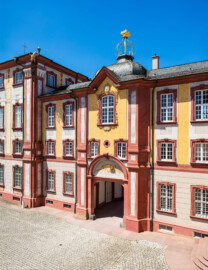 Schloss Bruchsal - Nördlicher Verbindungsbau - Von Nordost / Hofseite - Blick vom Balkon des Kammerflügels / des Kammermusiksaals auf den nördlichen Verbindungsbau (aufgenommen im Juni 2019, am frühen Nachmittag)