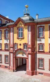 Schloss Bruchsal - Nördlicher Verbindungsbau - Von Nordost / Hofseite - Blick vom Balkon des Kammerflügels / des Kammermusiksaals auf den nördlichen Verbindungsbau (aufgenommen im Juni 2019, am frühen Nachmittag) Schloss Bruchsal - Nördlicher Verbindungsbau - Von Nordost / Hofseite - Blick vom Balkon des Kammerflügels / des Kammermusiksaals auf den nördlichen Verbindungsbau (aufgenommen im Juni 2019, am frühen Nachmittag)
