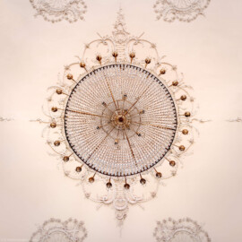 Schloss Bruchsal - Kammerflügel - Kammermusiksaal - Decke, Zentrum, oben ist Süden - Blick vom Boden nach oben auf den Kronleuchter und die Decke (Saal ursprünglich gestaltet von Joachim Günther; heute genutzt von den Bruchsaler Schlosskonzerten) (aufgenommen im Juni 2019, am Nachmittag)