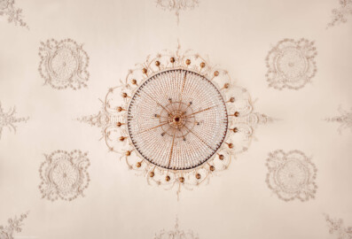 Schloss Bruchsal - Kammerflügel - Kammermusiksaal - Decke, Zentrum, links ist Süden - Blick vom Boden nach oben auf den Kronleuchter und die Decke (Saal ursprünglich gestaltet von Joachim Günther; heute genutzt von den Bruchsaler Schlosskonzerten) (aufgenommen im Juni 2019, am Nachmittag)