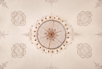 Schloss Bruchsal - Kammerflügel - Kammermusiksaal - Decke, Zentrum, links ist Süden - Blick vom Boden nach oben auf den Kronleuchter und die Decke (Saal ursprünglich gestaltet von Joachim Günther; heute genutzt von den Bruchsaler Schlosskonzerten) (aufgenommen im Juni 2019, am Nachmittag) Schloss Bruchsal - Kammerflügel - Kammermusiksaal - Decke, Zentrum, links ist Süden - Blick vom Boden nach oben auf den Kronleuchter und die Decke (Saal ursprünglich gestaltet von Joachim Günther; heute genutzt von den Bruchsaler Schlosskonzerten) (aufgenommen im Juni 2019, am Nachmittag)