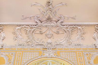 Schloss Bruchsal - Kammerflügel - Kammermusiksaal - Nordwand, Mitte, oben - Stuckdekorationen über dem mittleren Fenster (Saal ursprünglich gestaltet von Joachim Günther; heute genutzt von den Bruchsaler Schlosskonzerten) (aufgenommen im Juni 2019, am Nachmittag)
