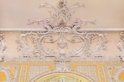 Schloss Bruchsal - Kammerflügel - Kammermusiksaal - Nordwand, Mitte, oben - Stuckdekorationen über dem mittleren Fenster (Saal ursprünglich gestaltet von Joachim Günther; heute genutzt von den Bruchsaler Schlosskonzerten) (aufgenommen im Juni 2019, am Nachmittag) Schloss Bruchsal - Kammerflügel - Kammermusiksaal - Nordwand, Mitte, oben - Stuckdekorationen über dem mittleren Fenster (Saal ursprünglich gestaltet von Joachim Günther; heute genutzt von den Bruchsaler Schlosskonzerten) (aufgenommen im Juni 2019, am Nachmittag)