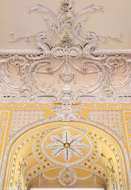 Schloss Bruchsal - Kammerflügel - Kammermusiksaal - Nordwand, Mitte, oben - Stuckdekorationen über dem mittleren Fenster (Saal ursprünglich gestaltet von Joachim Günther; heute genutzt von den Bruchsaler Schlosskonzerten) (aufgenommen im Juni 2019, am späten Nachmittag) Schloss Bruchsal - Kammerflügel - Kammermusiksaal - Nordwand, Mitte, oben - Stuckdekorationen über dem mittleren Fenster (Saal ursprünglich gestaltet von Joachim Günther; heute genutzt von den Bruchsaler Schlosskonzerten) (aufgenommen im Juni 2019, am späten Nachmittag)