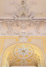 Schloss Bruchsal - Kammerflügel - Kammermusiksaal - Nordwand, Mitte, oben - Stuckdekorationen über dem mittleren Fenster (Saal ursprünglich gestaltet von Joachim Günther; heute genutzt von den Bruchsaler Schlosskonzerten) (aufgenommen im Juni 2019, am späten Nachmittag)