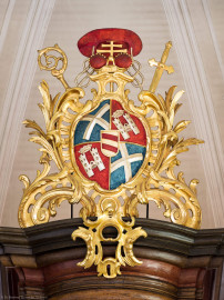 Bruchsal - Peterskirche / St. Peter - Von Innen / Von Süden - Hauptorgel, Orgelprospekt, Mitte, oben - Allianzwappen des Kardinals Franz Christoph von Hutten zum Stolzenberg (Orgelprospekt entworfen von Johann Leonhard Stahl, 1768) (aufgenommen im Juni 2019, um die Mittagszeit) Bruchsal - Peterskirche / St. Peter - Von Innen / Von Süden - Hauptorgel, Orgelprospekt, Mitte, oben - Allianzwappen des Kardinals Franz Christoph von Hutten zum Stolzenberg (Orgelprospekt entworfen von Johann Leonhard Stahl, 1768) (aufgenommen im Juni 2019, um die Mittagszeit)