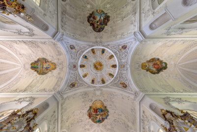 Bruchsal - Peterskirche / St. Peter - Von Innen / Von Unten - Zentraler Blick in die Kuppel über der Vierung und in das Gewölbe (unten ist Süden / der Chor) (Gemälde geschaffen von Josef Mariano Kitschker, 1907 bis 1908) (aufgenommen im Juni 2019, am frühen Nachmittag)