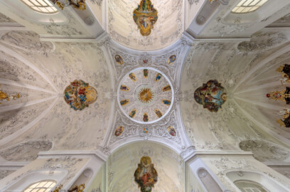 Bruchsal - Peterskirche / St. Peter - Von Innen / Von Unten - Zentraler Blick in die Kuppel über der Vierung und in das Gewölbe (links ist Süden / der Chor) (Gemälde geschaffen von Josef Mariano Kitschker, 1907 bis 1908) (aufgenommen im Juni 2019, am frühen Nachmittag)