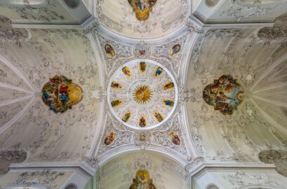 Bruchsal - Peterskirche / St. Peter - Von Innen / Von Unten - Zentraler Blick in die Kuppel über der Vierung und in das Gewölbe (links ist Süden / der Chor) (Gemälde geschaffen von Josef Mariano Kitschker, 1907 bis 1908) (aufgenommen im Juni 2019, am frühen Nachmittag)