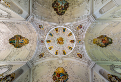 Bruchsal - Peterskirche / St. Peter - Von Innen / Von Unten - Zentraler Blick in die Kuppel über der Vierung und in das Gewölbe (unten ist Süden / der Chor) (Gemälde geschaffen von Josef Mariano Kitschker, 1907 bis 1908) (aufgenommen im Juni 2019, am frühen Nachmittag)