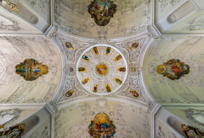 Bruchsal - Peterskirche / St. Peter - Von Innen / Von Unten - Zentraler Blick in die Kuppel über der Vierung und in das Gewölbe (unten ist Süden / der Chor) (Gemälde geschaffen von Josef Mariano Kitschker, 1907 bis 1908) (aufgenommen im Juni 2019, am frühen Nachmittag) Bruchsal - Peterskirche / St. Peter - Von Innen / Von Unten - Zentraler Blick in die Kuppel über der Vierung und in das Gewölbe (unten ist Süden / der Chor) (Gemälde geschaffen von Josef Mariano Kitschker, 1907 bis 1908) (aufgenommen im Juni 2019, am frühen Nachmittag)