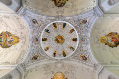Bruchsal - Peterskirche / St. Peter - Von Innen / Von Unten - Zentraler Blick in die Kuppel über der Vierung und in das Gewölbe (unten ist Süden / der Chor) (Gemälde geschaffen von Josef Mariano Kitschker, 1907 bis 1908) (aufgenommen im Juni 2019, am frühen Nachmittag)