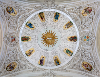 Bruchsal - Peterskirche / St. Peter - Von Innen / Von Unten - Zentraler Blick in die Kuppel über der Vierung (unten ist Süden / der Chor) (Gemälde geschaffen von Josef Mariano Kitschker, 1907 bis 1908) (aufgenommen im Juni 2019, am frühen Nachmittag)