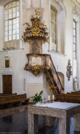 Bruchsal - Peterskirche / St. Peter - Von Innen / Von Nordost - Blick vom westlichen Seitenaltar auf die Kanzel und den zentralen Altar (Kanzel geschaffen von Johann Michael Feuchtmayer, 1756; Altar erstellt 1996) (aufgenommen im Juni 2019, am späten Nachmittag)
