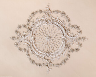 Schloss Bruchsal - Kammerflügel - Kammermusiksaal - Decke - Stuckdekorationen an der südlichen Deckenhälfte (Saal ursprünglich gestaltet von Joachim Günther; heute genutzt von den Bruchsaler Schlosskonzerten) (aufgenommen im Juni 2019, am späten Vormittag) Schloss Bruchsal - Kammerflügel - Kammermusiksaal - Decke - Stuckdekorationen an der südlichen Deckenhälfte (Saal ursprünglich gestaltet von Joachim Günther; heute genutzt von den Bruchsaler Schlosskonzerten) (aufgenommen im Juni 2019, am späten Vormittag)