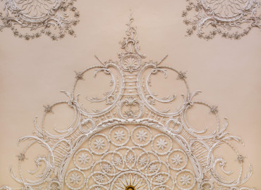 Schloss Bruchsal - Kammerflügel - Kammermusiksaal - Stuckdekorationen an der südlichen Deckenhälfte, unten in der Mitte ist das Zentrum der Decke (Saal ursprünglich gestaltet von Joachim Günther; heute genutzt von den Bruchsaler Schlosskonzerten) (aufgenommen im Juni 2019, am späten Vormittag) Schloss Bruchsal - Kammerflügel - Kammermusiksaal - Stuckdekorationen an der südlichen Deckenhälfte, unten in der Mitte ist das Zentrum der Decke (Saal ursprünglich gestaltet von Joachim Günther; heute genutzt von den Bruchsaler Schlosskonzerten) (aufgenommen im Juni 2019, am späten Vormittag)