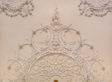 Schloss Bruchsal - Kammerflügel - Kammermusiksaal - Stuckdekorationen an der südlichen Deckenhälfte, unten in der Mitte ist das Zentrum der Decke (Saal ursprünglich gestaltet von Joachim Günther; heute genutzt von den Bruchsaler Schlosskonzerten) (aufgenommen im Juni 2019, am späten Vormittag)