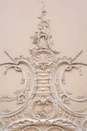 Schloss Bruchsal - Kammerflügel - Kammermusiksaal - Decke - Stuckdekorationen an der Decke (Saal ursprünglich gestaltet von Joachim Günther; heute genutzt von den Bruchsaler Schlosskonzerten) (aufgenommen im Juni 2019, am späten Vormittag)