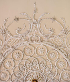 Schloss Bruchsal - Kammerflügel - Kammermusiksaal - Stuckdekorationen an der östlichen Deckenhälfte, unten in der Mitte ist das Zentrum der Decke (Saal ursprünglich gestaltet von Joachim Günther; heute genutzt von den Bruchsaler Schlosskonzerten) (aufgenommen im Juni 2019, am späten Vormittag) Schloss Bruchsal - Kammerflügel - Kammermusiksaal - Stuckdekorationen an der östlichen Deckenhälfte, unten in der Mitte ist das Zentrum der Decke (Saal ursprünglich gestaltet von Joachim Günther; heute genutzt von den Bruchsaler Schlosskonzerten) (aufgenommen im Juni 2019, am späten Vormittag)