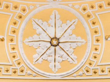 Schloss Bruchsal - Kammerflügel - Kammermusiksaal - Fensterlaibung - Stuckdekorationen über einem Fenster (Saal ursprünglich gestaltet von Joachim Günther; heute genutzt von den Bruchsaler Schlosskonzerten) (aufgenommen im Juni 2019, am späten Vormittag)