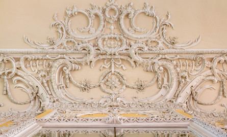 Schloss Bruchsal - Kammerflügel - Kammermusiksaal - Hohlkehle - Stuckdekorationen über einem Spiegel in der Hohlkehle und an der Decke (Saal ursprünglich gestaltet von Joachim Günther; heute genutzt von den Bruchsaler Schlosskonzerten) (aufgenommen im Juni 2019, um die Mittagszeit) Schloss Bruchsal - Kammerflügel - Kammermusiksaal - Hohlkehle - Stuckdekorationen über einem Spiegel in der Hohlkehle und an der Decke (Saal ursprünglich gestaltet von Joachim Günther; heute genutzt von den Bruchsaler Schlosskonzerten) (aufgenommen im Juni 2019, um die Mittagszeit)