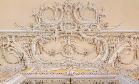 Schloss Bruchsal - Kammerflügel - Kammermusiksaal - Hohlkehle - Stuckdekorationen über einem Spiegel in der Hohlkehle und an der Decke (Saal ursprünglich gestaltet von Joachim Günther; heute genutzt von den Bruchsaler Schlosskonzerten) (aufgenommen im Juni 2019, um die Mittagszeit)