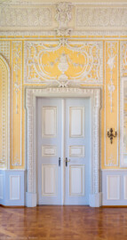 Schloss Bruchsal - Kammerflügel / Amtsgericht - Kammermusiksaal - Von Osten - Blick nach Westen auf die südwestliche Tür (Saal ursprünglich gestaltet von Joachim Günther; heute genutzt von den Bruchsaler Schlosskonzerten) (aufgenommen im Juni 2019, um die Mittagszeit)