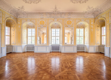 Schloss Bruchsal - Kammerflügel / Amtsgericht - Kammermusiksaal - Von Süden - Blick in den Raum nach Norden (Saal ursprünglich gestaltet von Joachim Günther; heute genutzt von den Bruchsaler Schlosskonzerten) (aufgenommen im Juni 2019, am frühen Nachmittag)