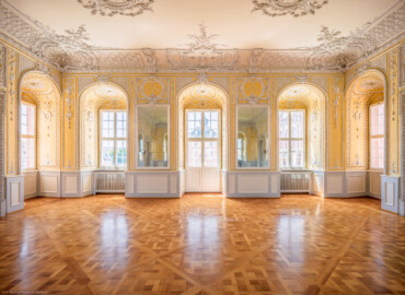 Schloss Bruchsal - Kammerflügel / Amtsgericht - Kammermusiksaal - Von Norden - Blick in den Raum nach Süden / zur Hofseite hin (Saal ursprünglich gestaltet von Joachim Günther; heute genutzt von den Bruchsaler Schlosskonzerten) (aufgenommen im Juni 2019, am frühen Nachmittag)