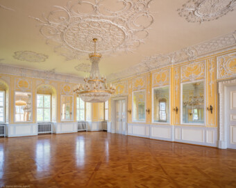 Schloss Bruchsal - Kammerflügel / Amtsgericht - Kammermusiksaal - Von Südwesten - Blick in den Raum nach Nordosten (Saal ursprünglich gestaltet von Joachim Günther; heute genutzt von den Bruchsaler Schlosskonzerten) (aufgenommen im Juni 2019, am frühen Nachmittag)