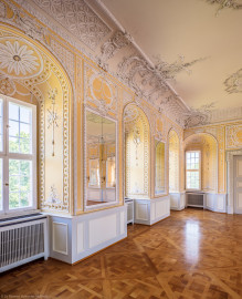 Schloss Bruchsal - Kammerflügel / Amtsgericht - Kammermusiksaal - Von Südwesten - Blick auf die nördliche Fensterfront nach Nordosten (Saal ursprünglich gestaltet von Joachim Günther; heute genutzt von den Bruchsaler Schlosskonzerten) (aufgenommen im Juni 2019, am frühen Nachmittag) Schloss Bruchsal - Kammerflügel / Amtsgericht - Kammermusiksaal - Von Südwesten - Blick auf die nördliche Fensterfront nach Nordosten (Saal ursprünglich gestaltet von Joachim Günther; heute genutzt von den Bruchsaler Schlosskonzerten) (aufgenommen im Juni 2019, am frühen Nachmittag)