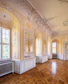 Schloss Bruchsal - Kammerflügel / Amtsgericht - Kammermusiksaal - Von Südwesten - Blick  auf die nördliche Fensterfront nach Nordosten (Saal ursprünglich gestaltet von Joachim Günther; heute genutzt von den Bruchsaler Schlosskonzerten) (aufgenommen im Juni 2019, am frühen Nachmittag)