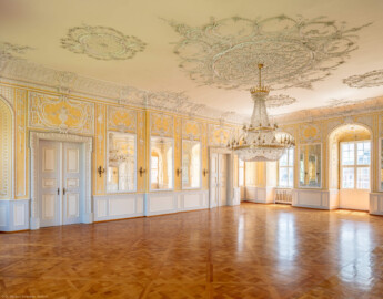Schloss Bruchsal - Kammerflügel / Amtsgericht - Kammermusiksaal - Von Nordwesten - Blick in den Raum nach Südosten (Saal ursprünglich gestaltet von Joachim Günther; heute genutzt von den Bruchsaler Schlosskonzerten) (aufgenommen im Juni 2019, am Nachmittag)