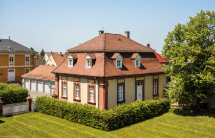 Schloss Bruchsal - Mundkochwohnung / Notariat - Von Außen / Von Südost - Blick vom Kammermusiksaal / vom Kammerflügel auf die Mundkochwohnung / das Notariat sowie (links) auf die nördliche Orangerie / den Nebendienstdienerbau (aufgenommen im Juni 2019, am Nachmittag) Schloss Bruchsal - Mundkochwohnung / Notariat - Von Außen / Von Südost - Blick vom Kammermusiksaal / vom Kammerflügel auf die Mundkochwohnung / das Notariat sowie (links) auf die nördliche Orangerie / den Nebendienstdienerbau (aufgenommen im Juni 2019, am Nachmittag)